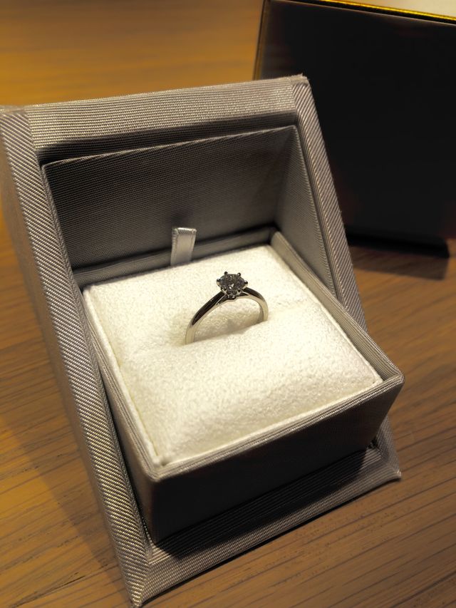 真ん中に彼に選んでもらったダイヤを置いたデザインの指輪です！