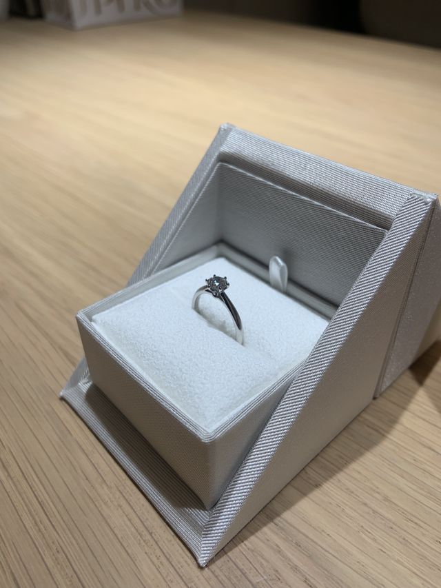 ダイヤでプロポーズをして、二人で一緒に選んだ指輪です。