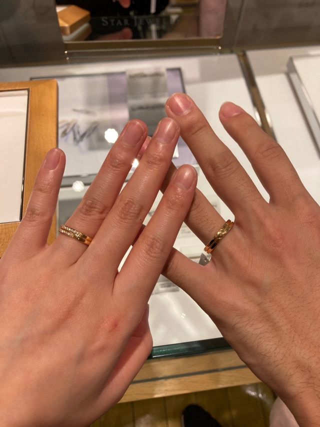 手を繋いでいるようなデザインの指輪で着け心地も良い！