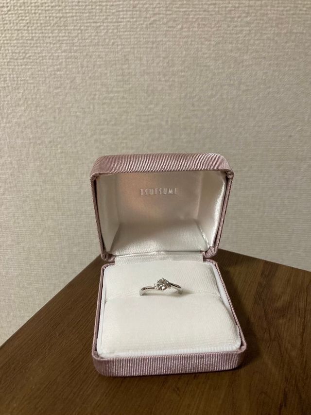 脇石が入った少しウェーブがかったデザイン