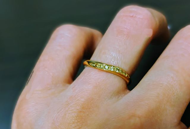 イエローゴールドの指輪にイエローダイヤモンドを埋め込んだもの