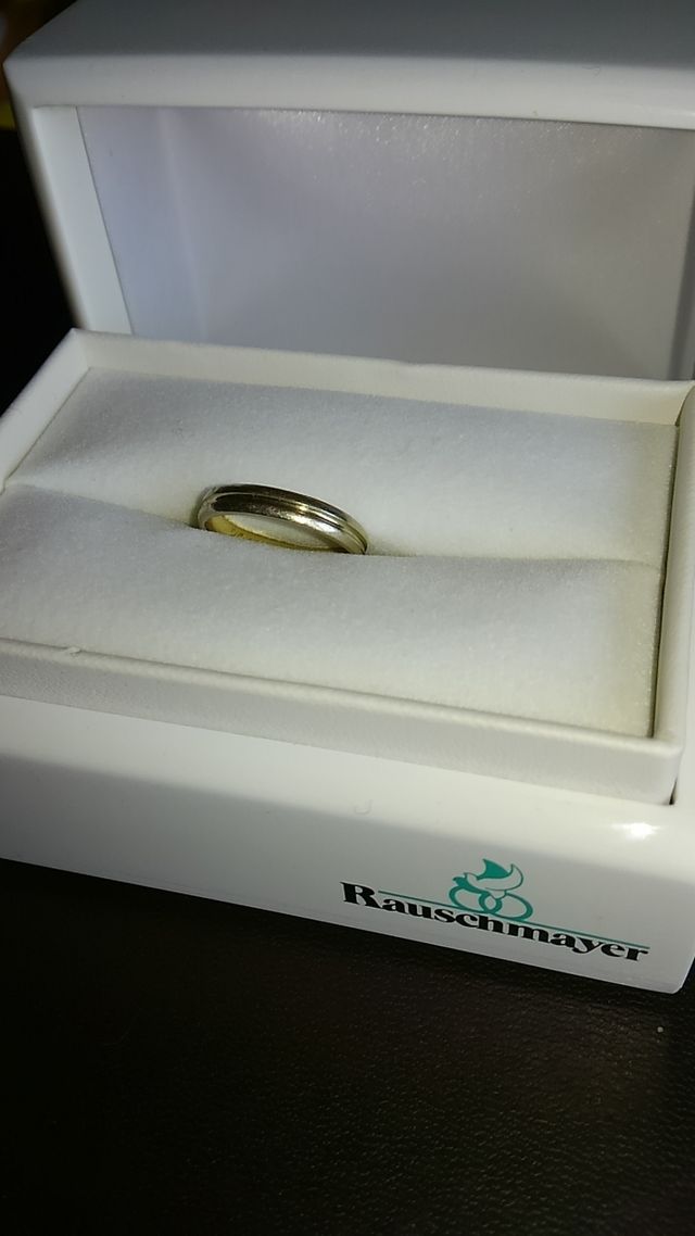 映画のロードオブザリングで使用していたブランドの指輪です。