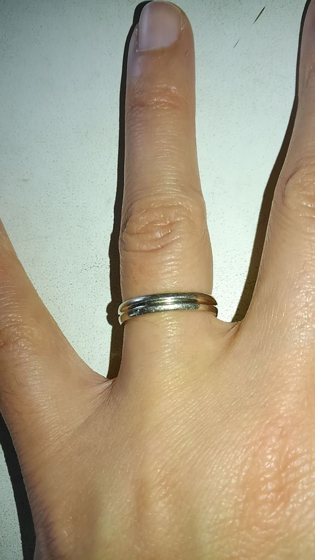 シンプルで太めのリングを探して、こちらの指輪に出会えました。