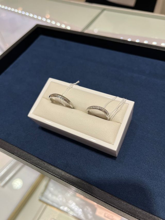 ダイヤモンドが半周に入ったウェーブデザインの指輪