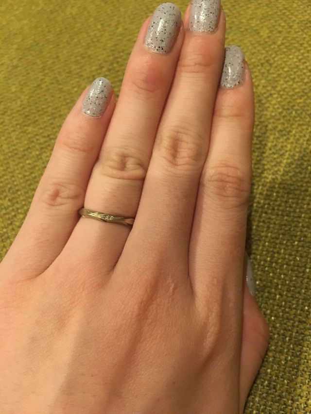 葉っぱのような模様がありダイヤが2つ埋め込まれています