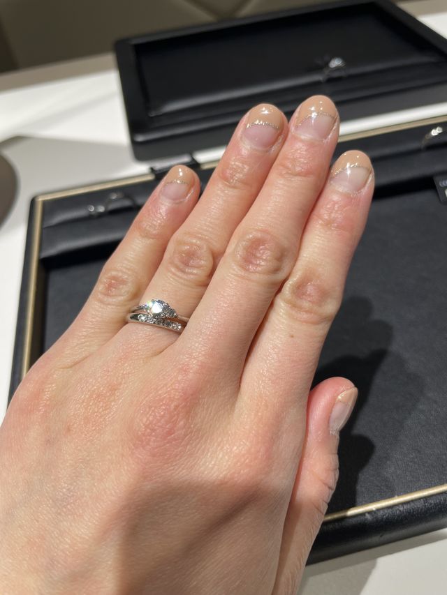 重ね付けでも派手になり過ぎない上品な指輪です。