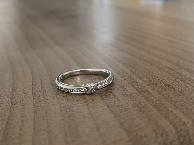 リングに結び目がありメレも両端にすこしある