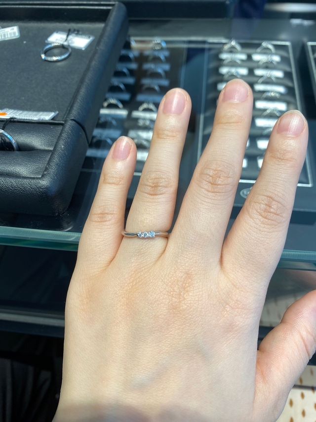 真ん中に三つダイヤがついている