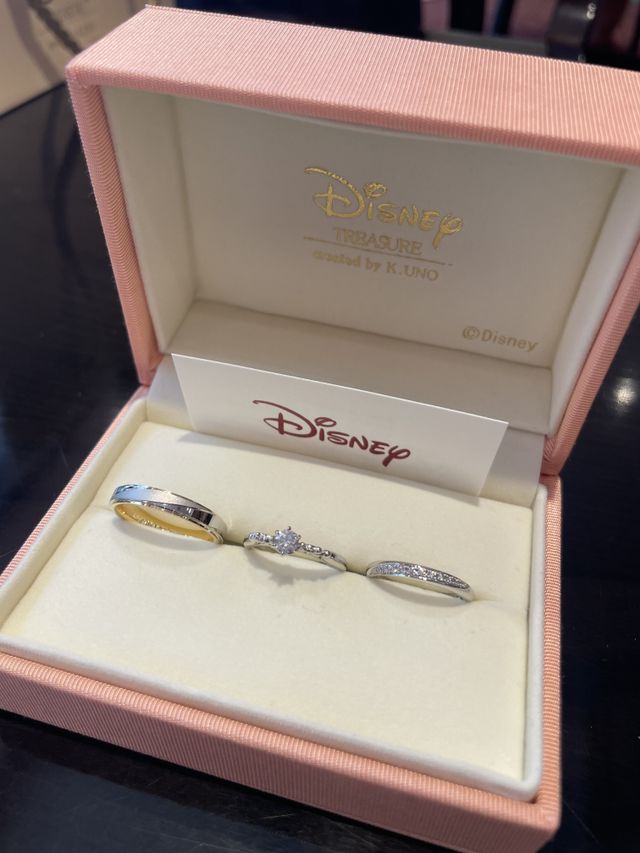 完成した時に婚約指輪と一緒に並べて撮りました。