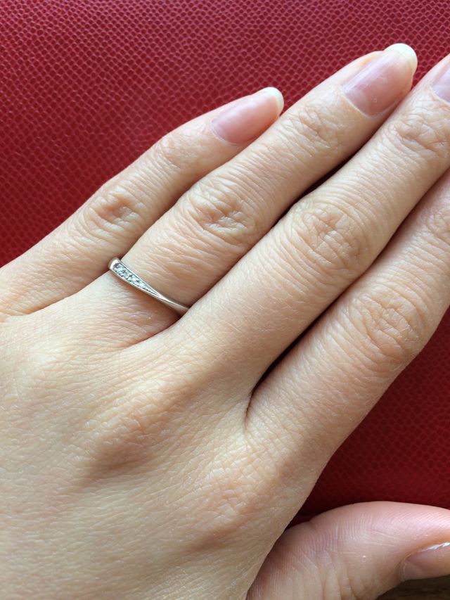 ひねりがキレイで指をほっそり見せてくれます