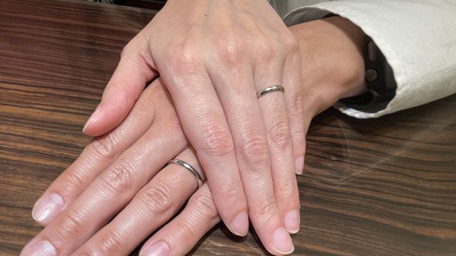 シンプルなデザインで２つとも裏に誕生石を埋め込んであります