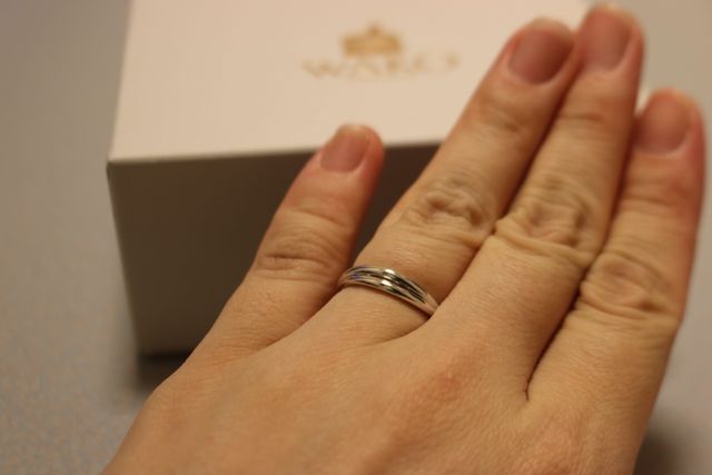 リングが交差するようなデザインです。