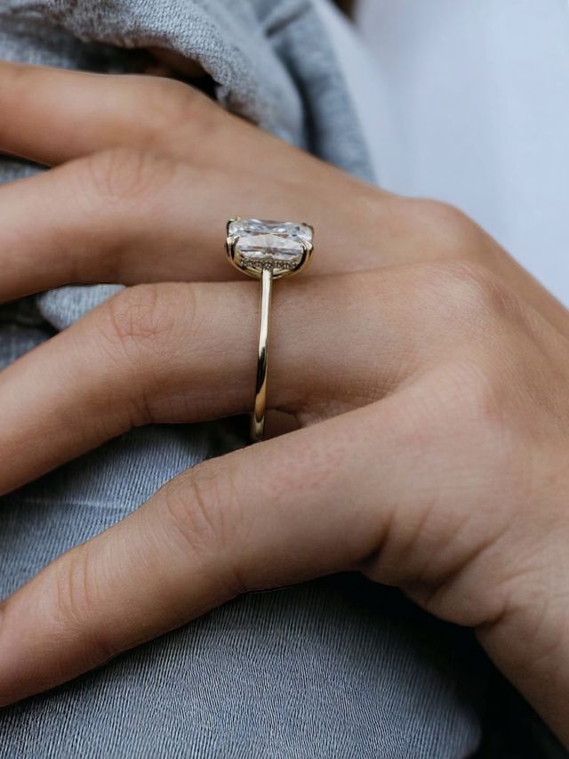 サイドに小さなダイヤを追加したデザインが気に入っています