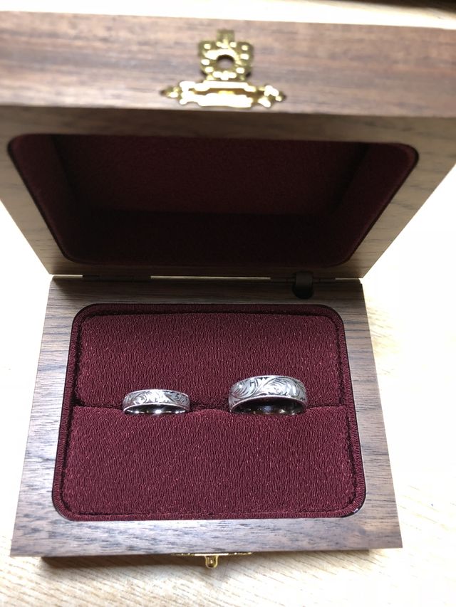 美しく輪を感じる彫りがとても綺麗で、輝きが素敵です。