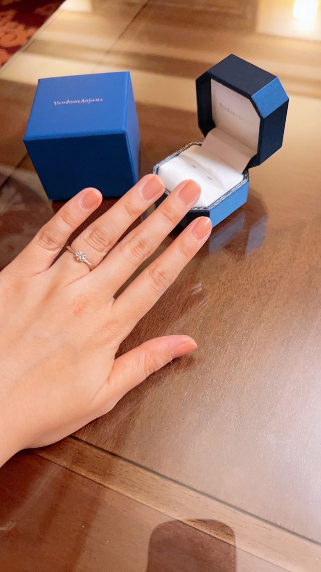 指輪の着用写真とリングボックスです。