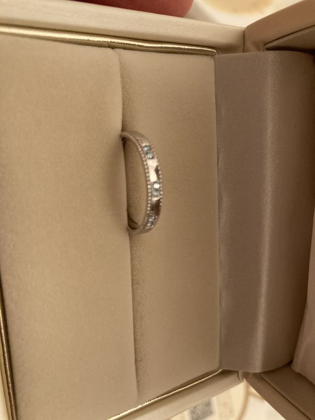 元々売っている物にダイヤの変更とミル打ちをして頂きました。