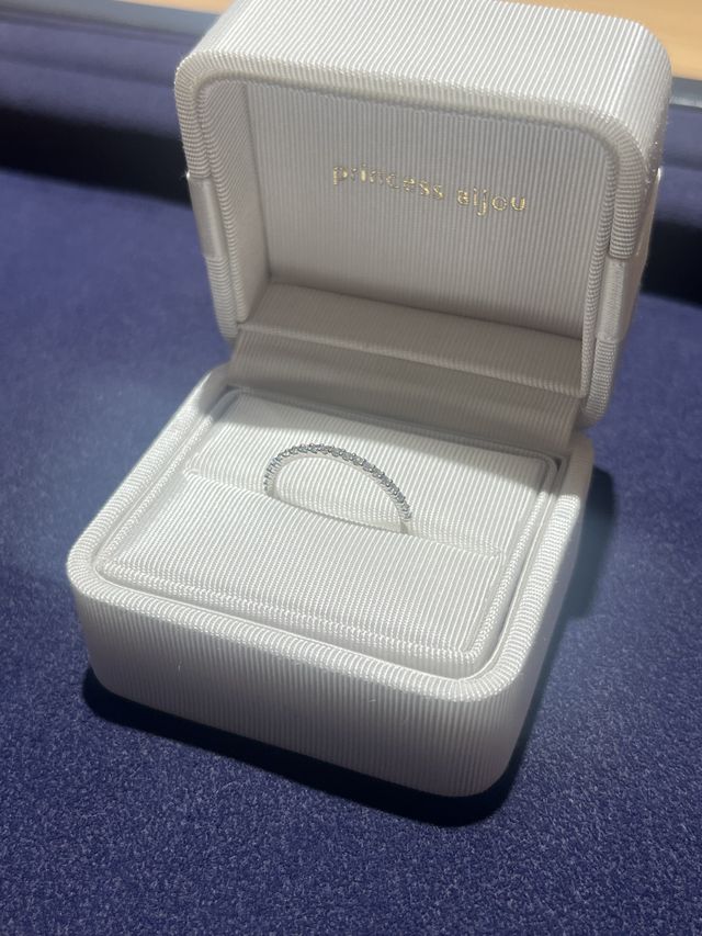 ダイヤが輝いているキレイな指輪が届きました。