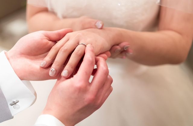 結婚式で指輪をつけている時の写真です。