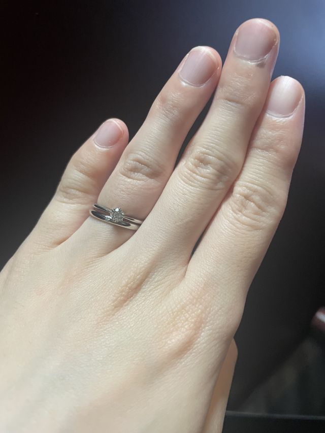 結婚指輪と婚約指輪を重ね付け。シンプルでかわいいです。