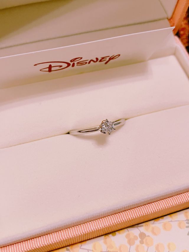 ボックスに入れられた指輪の写真です