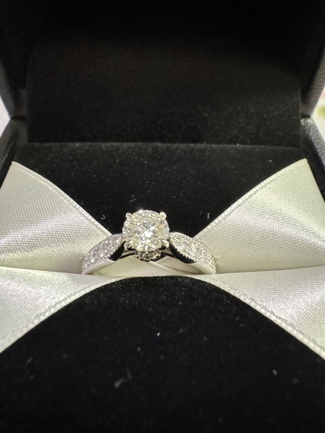 大きめのダイヤと周りのメレダイヤがとても目を惹きます