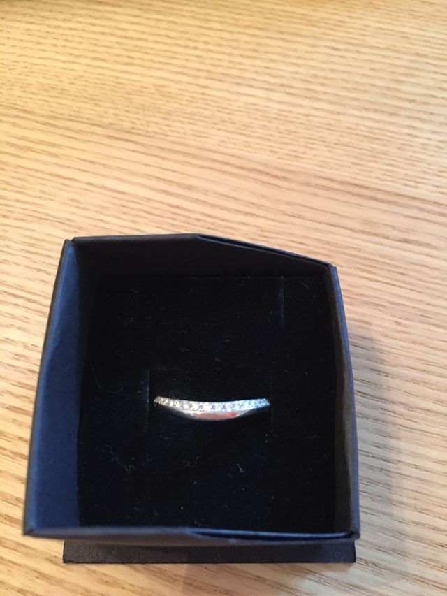 小さなダイヤが前側だけ入っています。