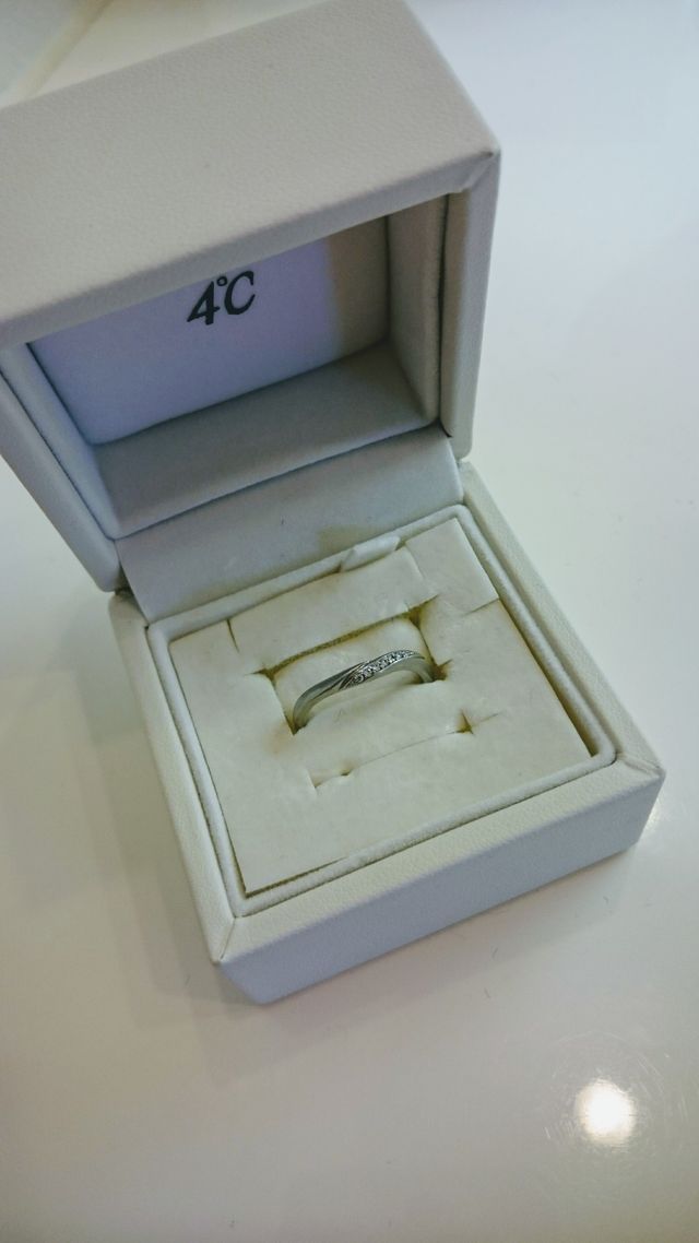 女性用です。ダイヤモンドが７石付いています。