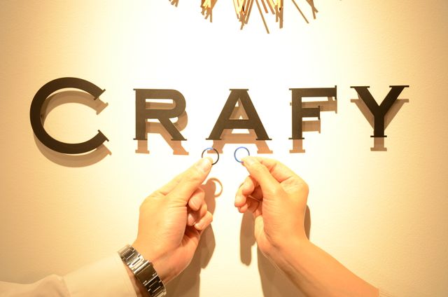 蝋で型を作って店名とともに撮影