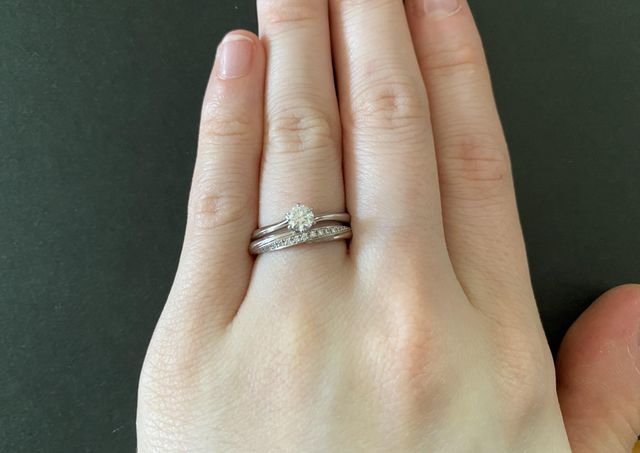 セットで重ねづけした様子