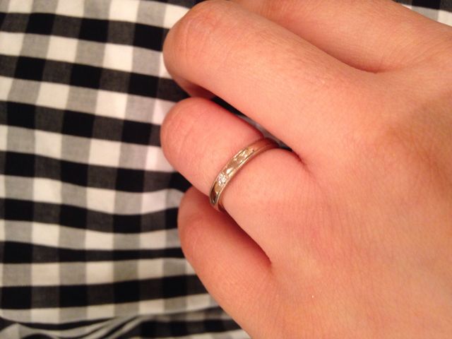 サイドにミル打ちと一粒ダイヤのクラシカルなデザイン。