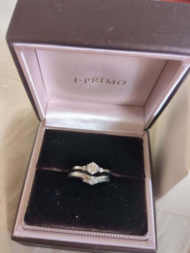 重ね付けしたときの写真
婚約指輪はDカラー