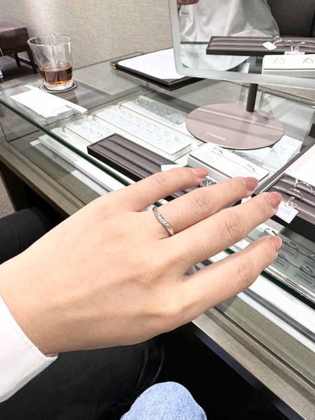 ウェーブ型、メレダイヤが3石、細め