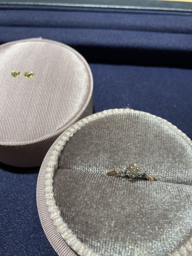 中央のダイヤを引き立てる両わきの装飾もすごく素敵です。