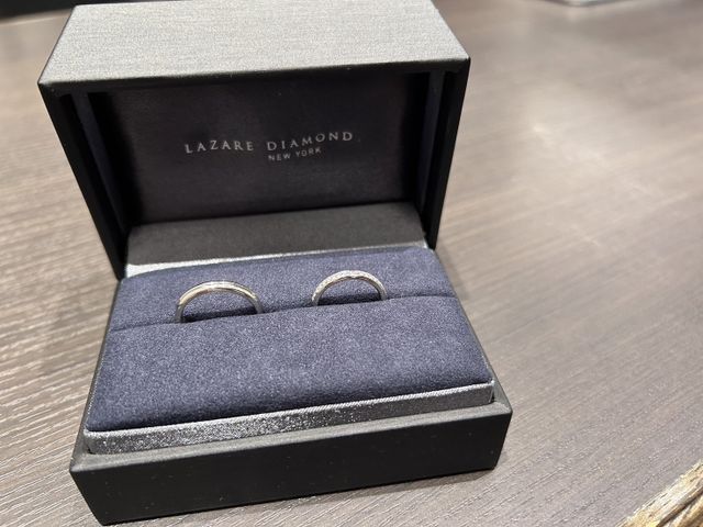 結婚指輪を受け取った時の写真です。