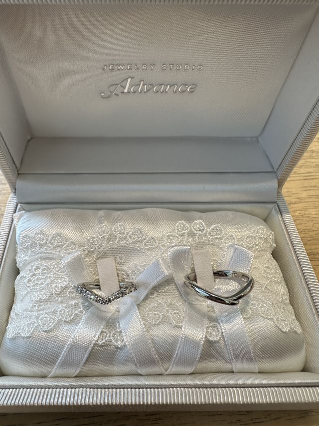 左はダイヤ11石のV字形、右はVがクロスしたデザイン