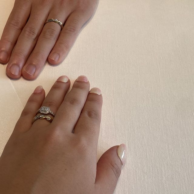 婚約指輪と重ね付けしても可愛いデザインです