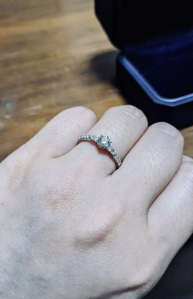 メレダイヤが中央のダイヤを際立たせるデザインです。