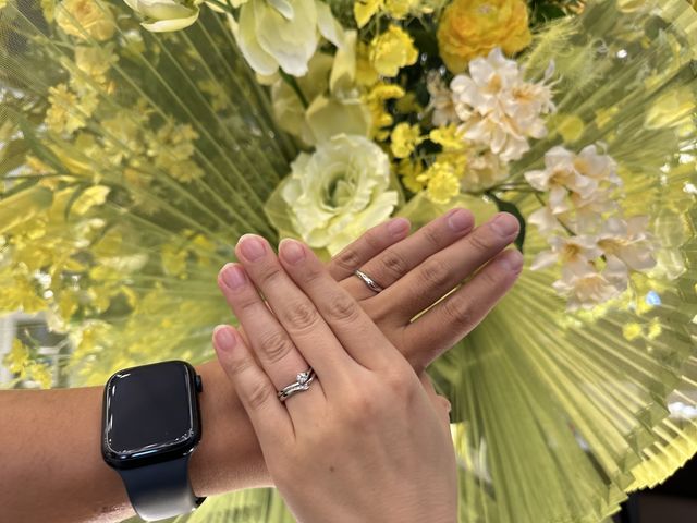 指を華やかに見せてくれる指輪です。