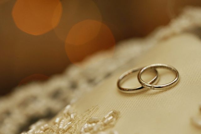 シンプルなストレートのダイヤ入り