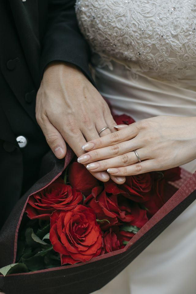 結婚式の際にプロのカメラマンに撮ってもらった写真です。