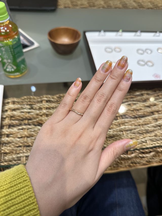 ゴールドの指輪を試着しました