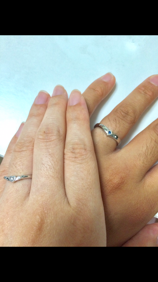 私の指輪はダイヤモンド、旦那のはサファイアの石を入れました。