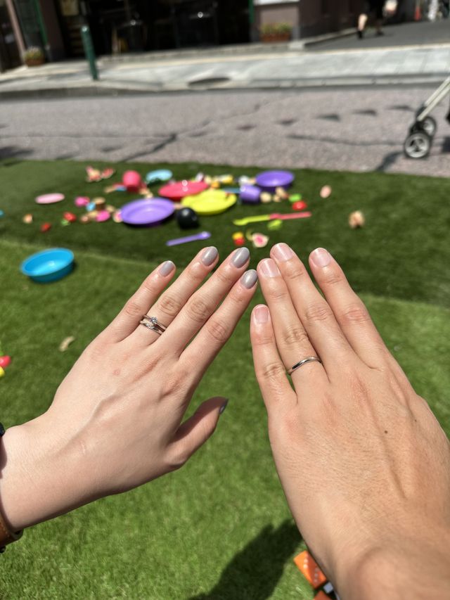 右:夫
左:妻(婚約指輪も付けてます)7.5号