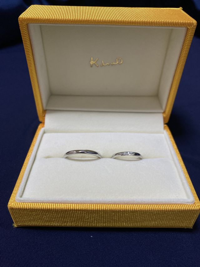 男性は少し波模様があるだけでとてもシンプル