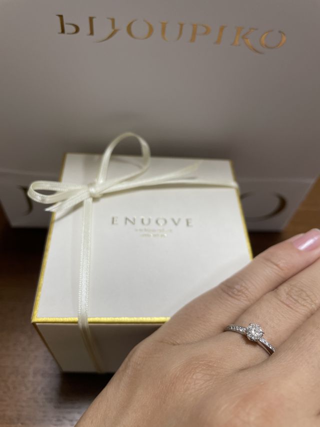 指輪の外箱と
着用した指輪
(メレダイヤのS字デザイン)