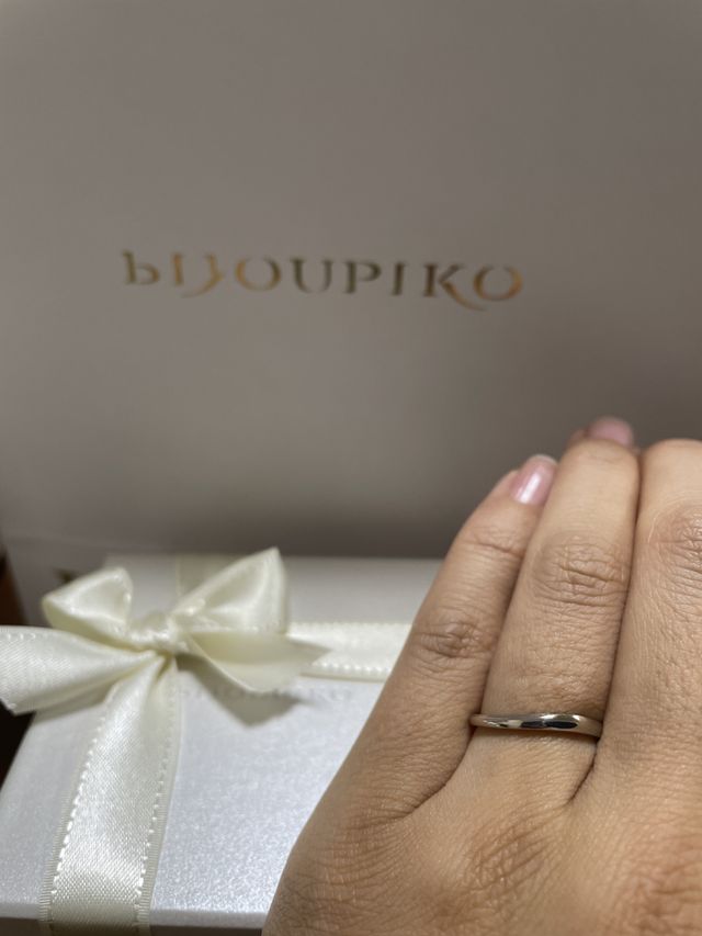 柔らかくカーブしてふくらみがあるシンプルなデザイン