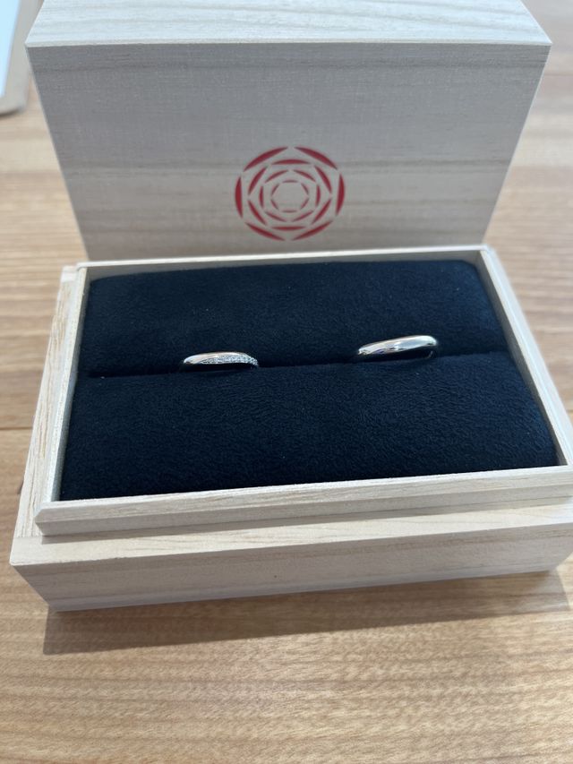 プラチナにピンクゴールドのラインが入ったデザインです。