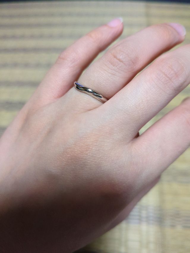指輪をつけている写真です。