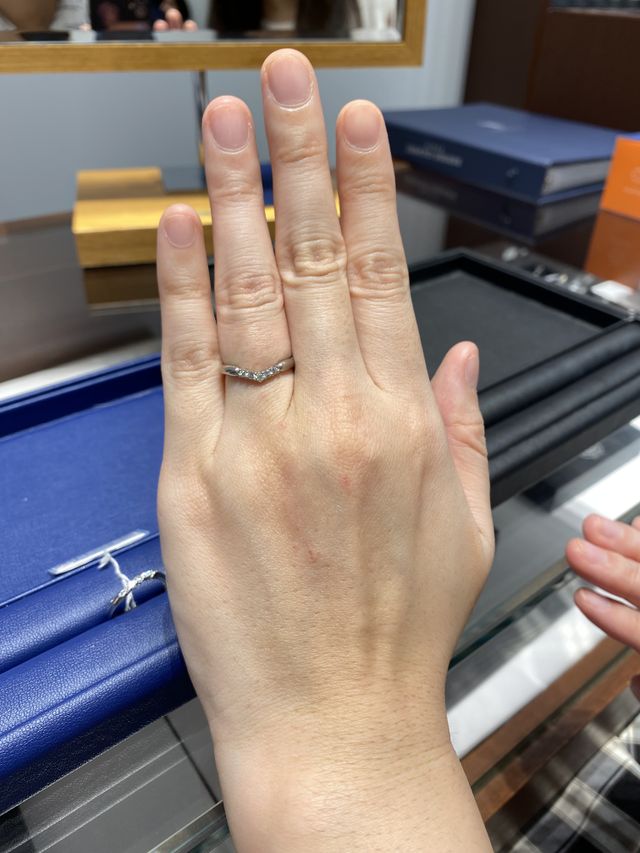 V字の指輪を探していて、気になった指輪を着用しました。