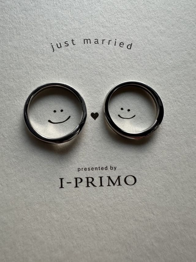 指輪受け取り時にいただいた台紙の上で撮った写真